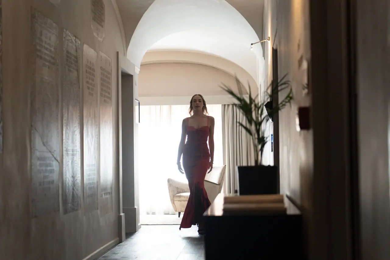 Silhouette nel corridoio ad archi dell’hotel