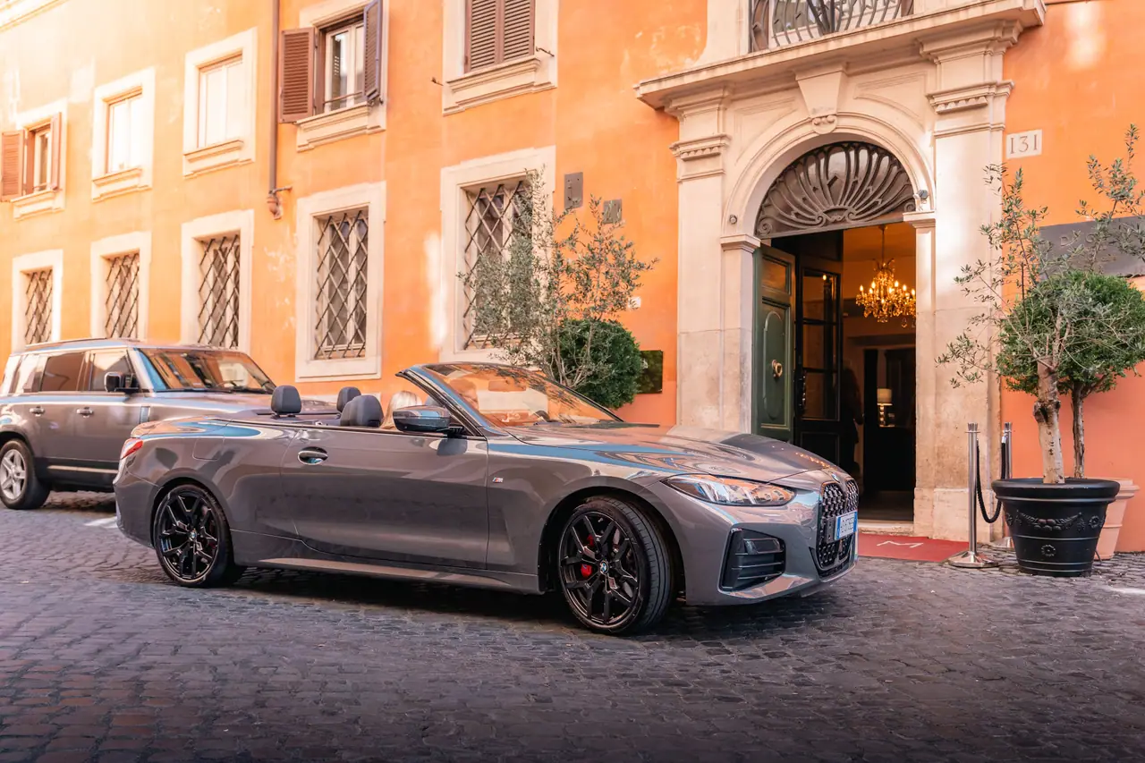 Cabriolet davanti all’ingresso dell’hotel