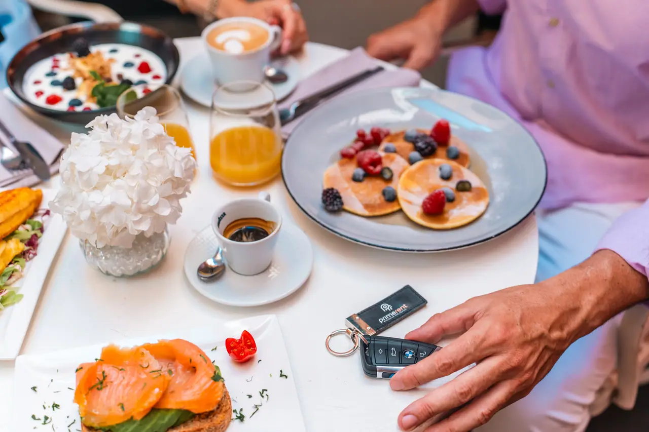 Colazione con la chiave dell’auto sul tavolo