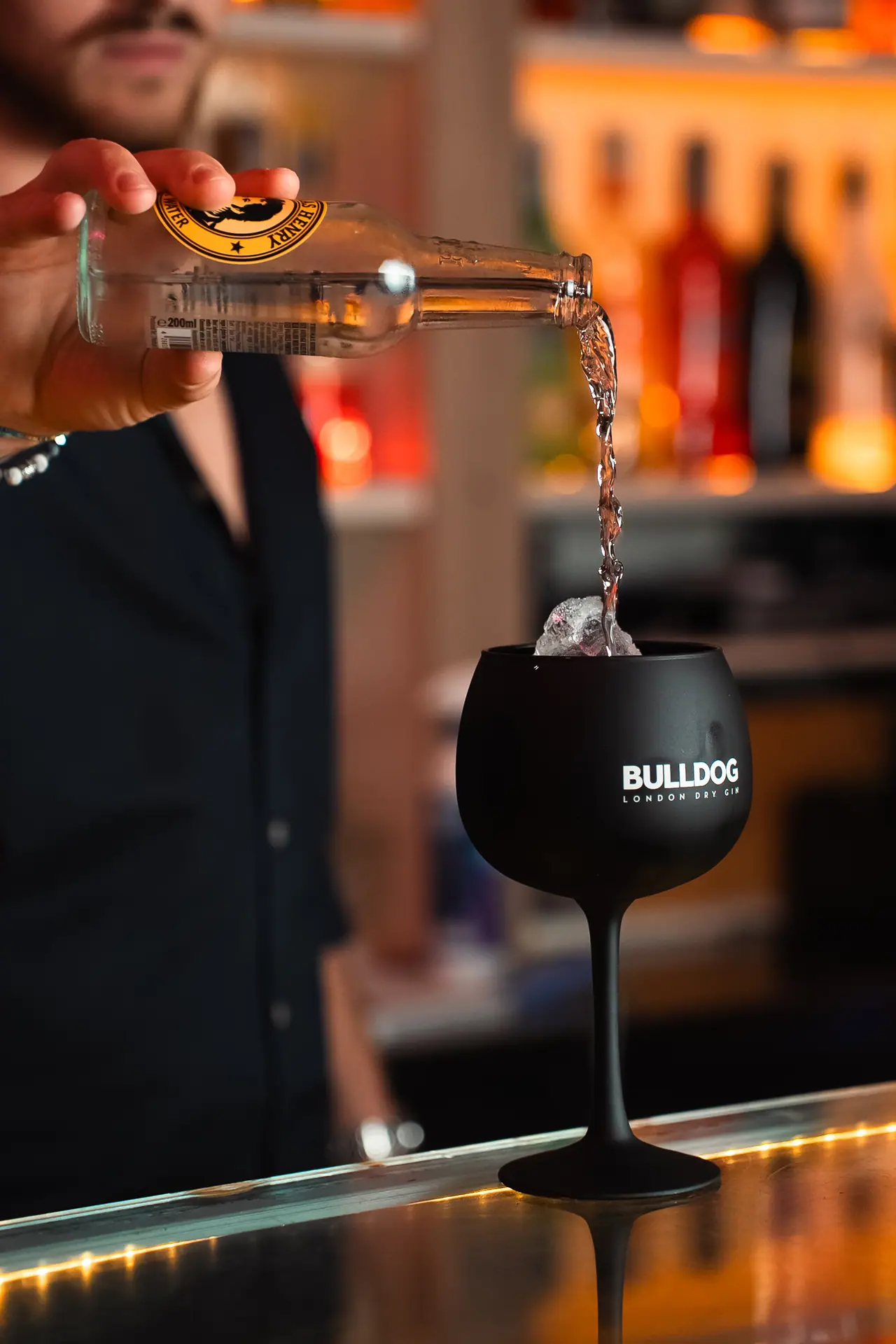 Il barman versa il gin nel calice