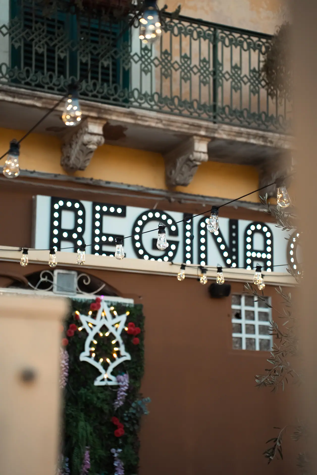L’insegna luminosa del Regina Caffè