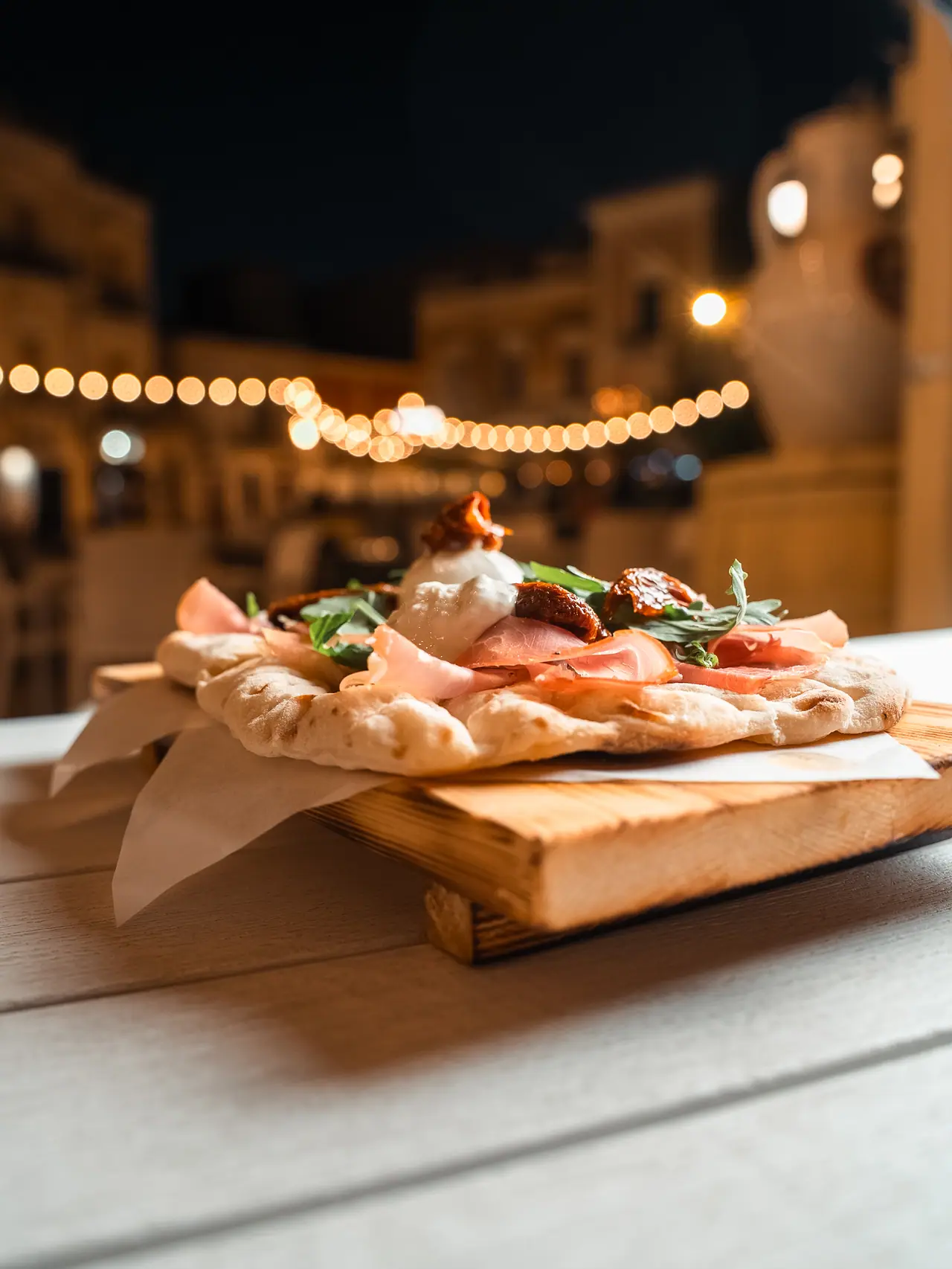 Tagliere di focaccia sul tavolo esterno