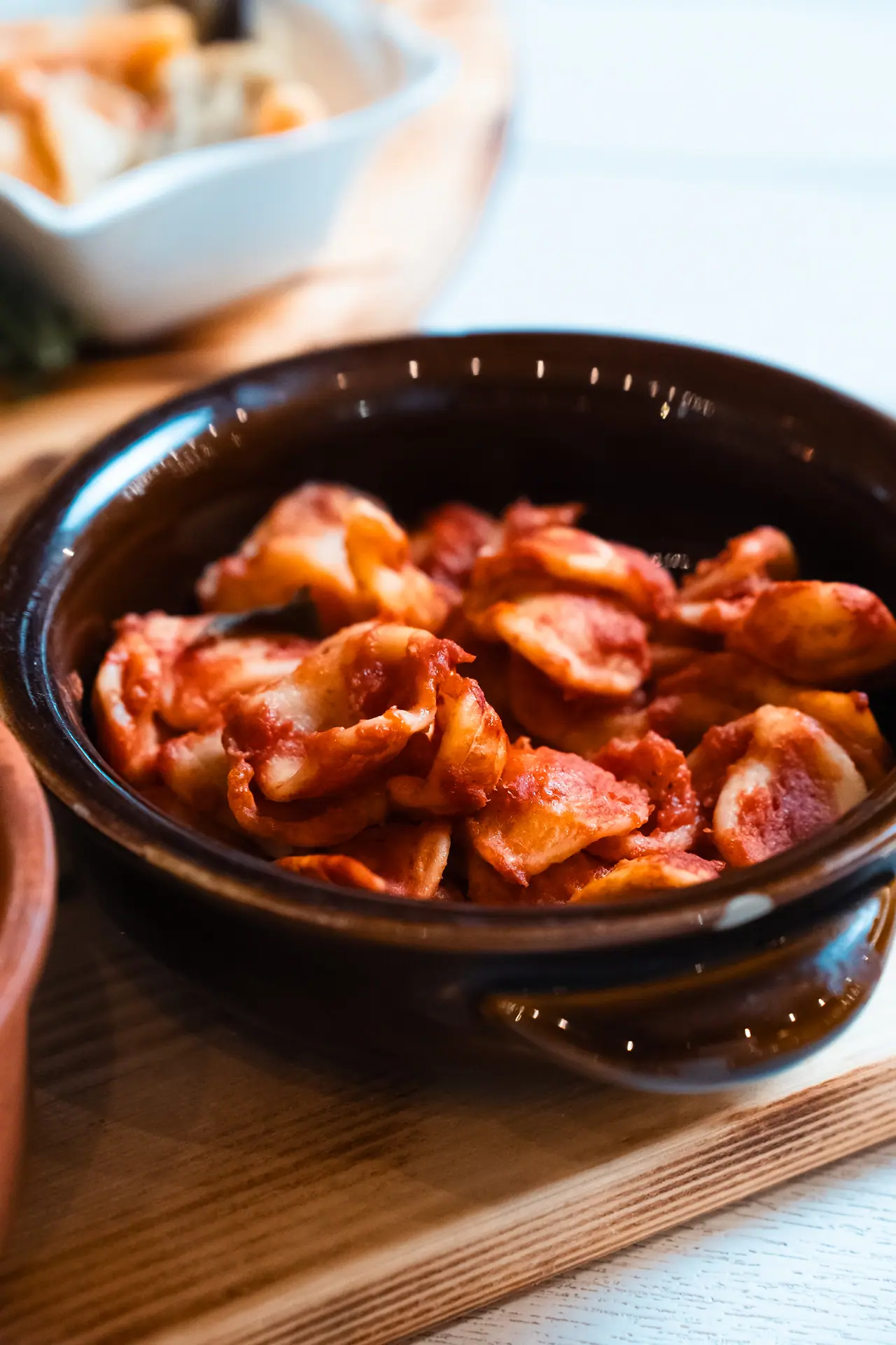 Assaggi fritti in una ciotola di terracotta
