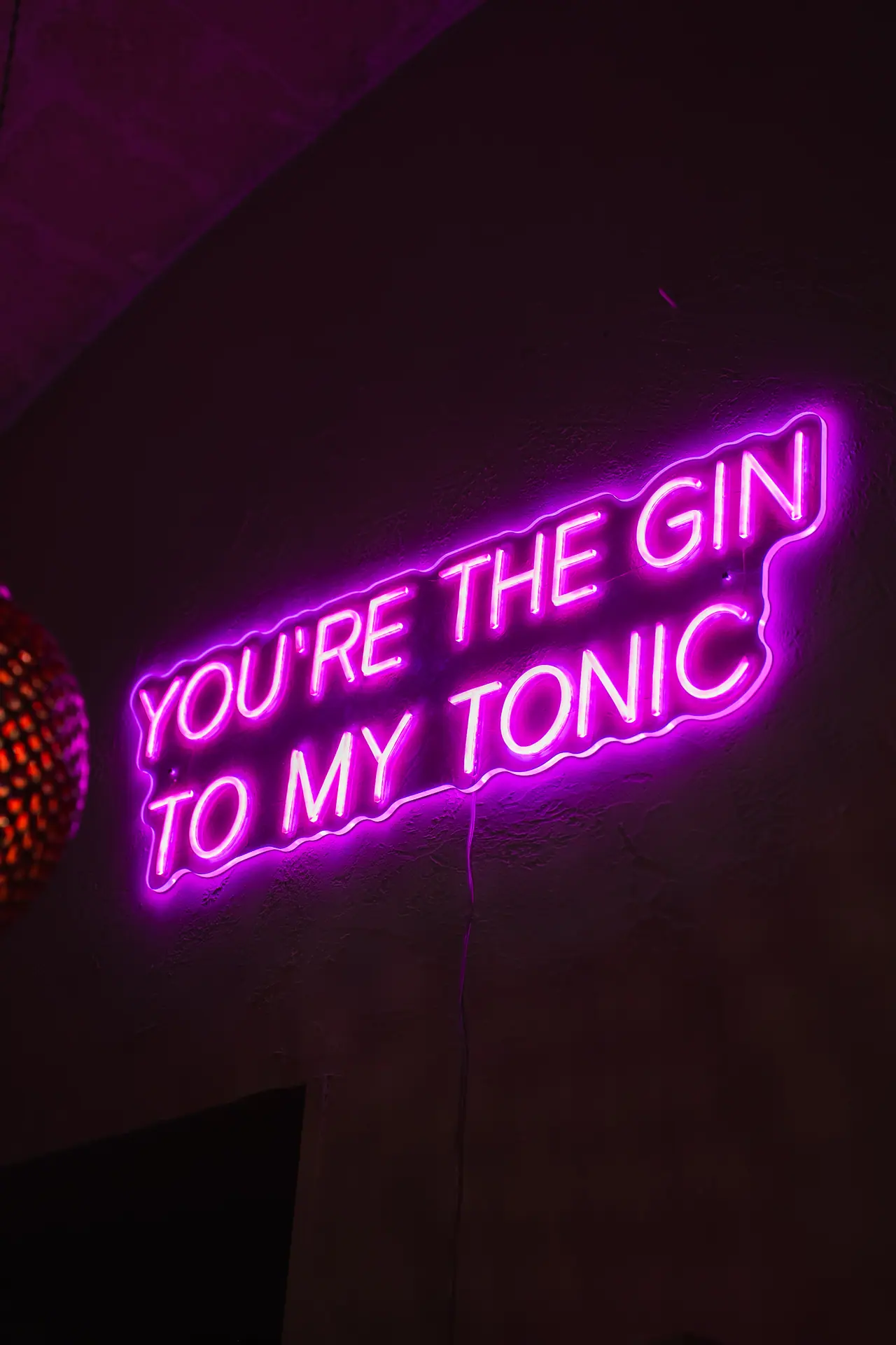 Insegna al neon con una frase sul gin tonic