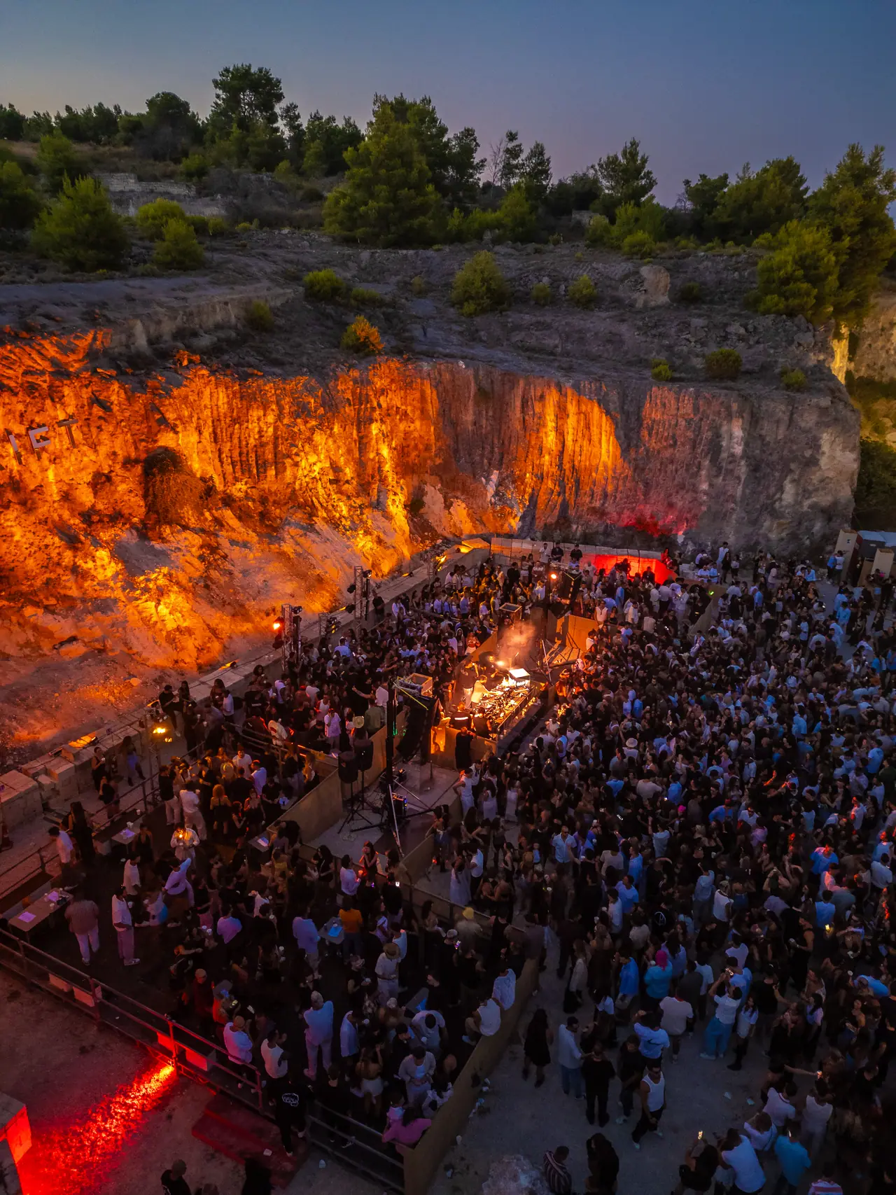 Il pubblico nella cava illuminata
