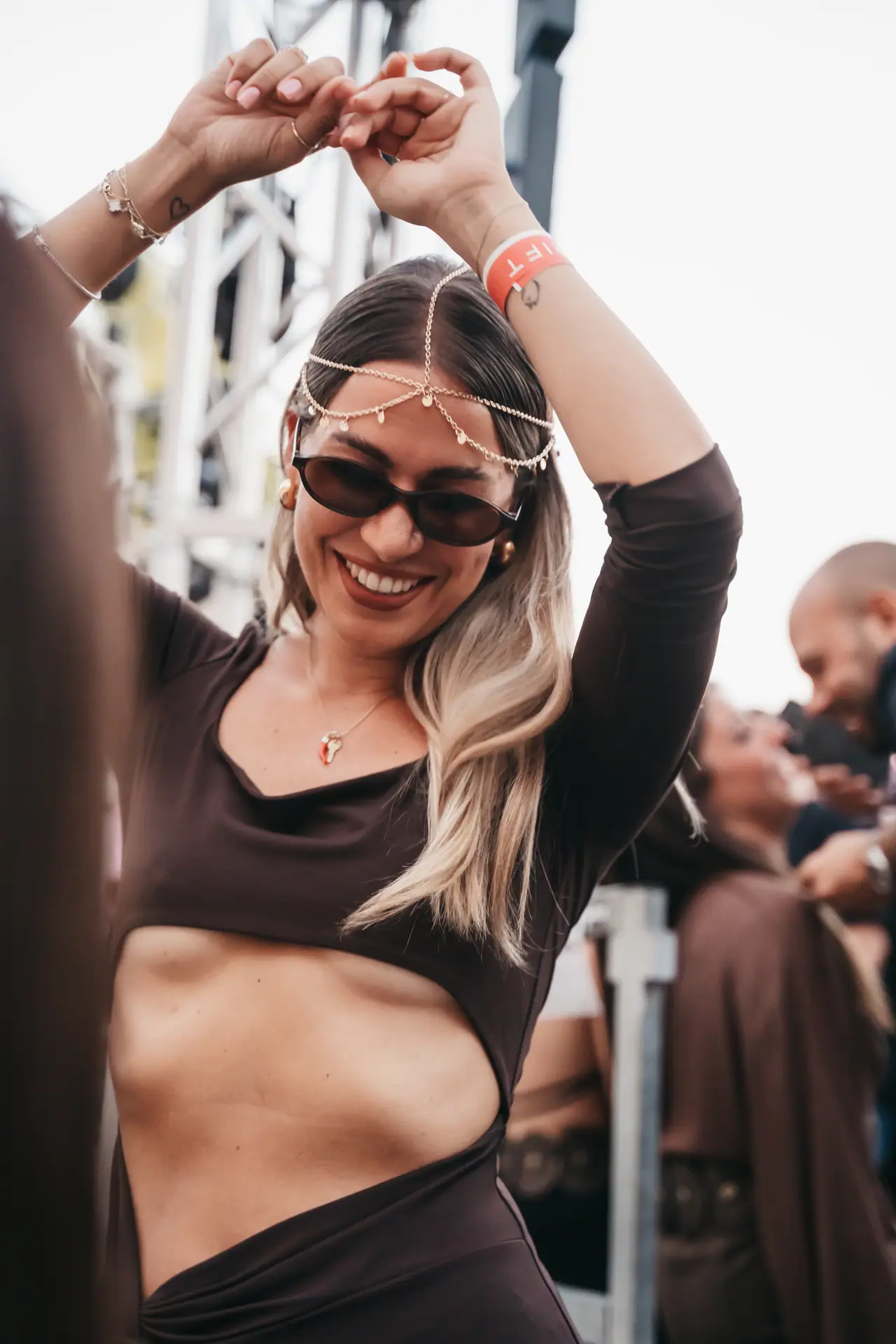 Una ragazza balla tra il pubblico
