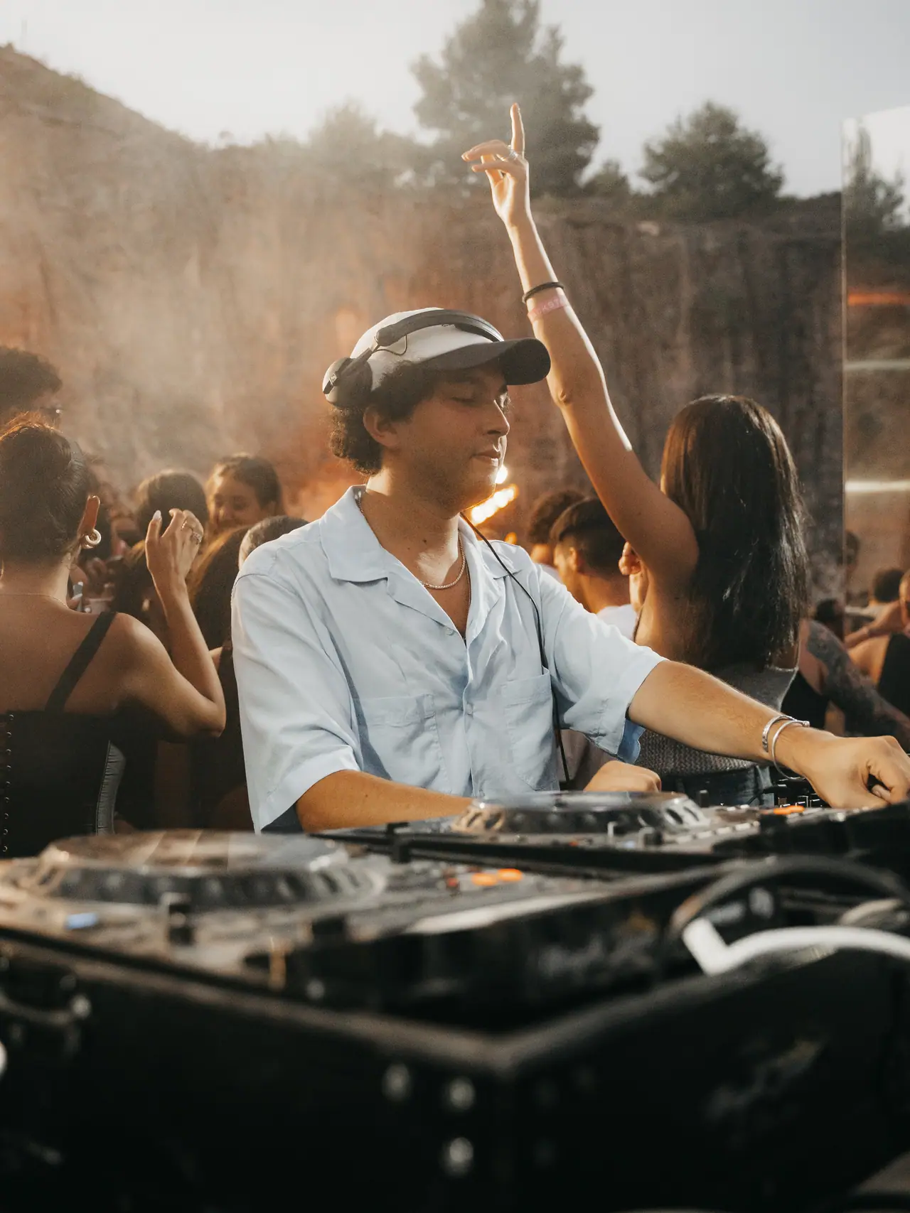 DJ al lavoro durante il set
