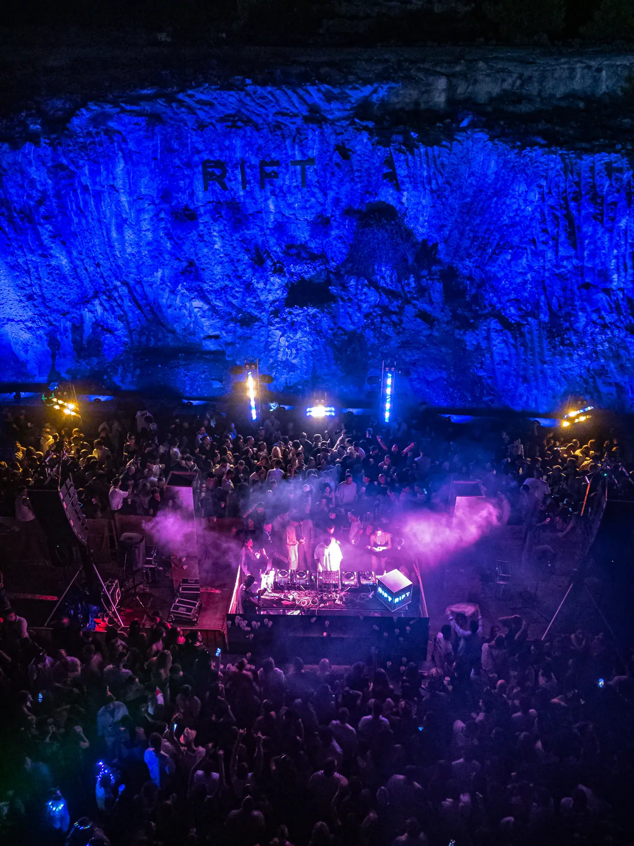Il palco con luci blu visto dall’alto
