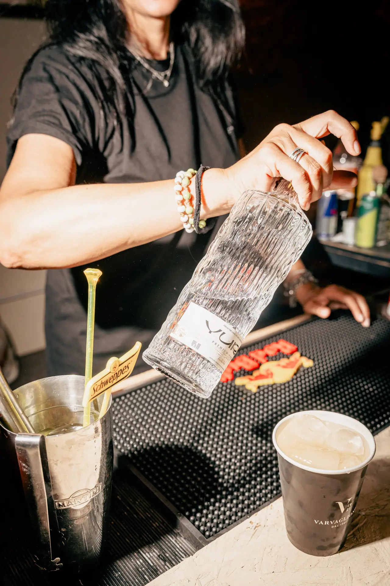 Il barman versa Yurt Vodka