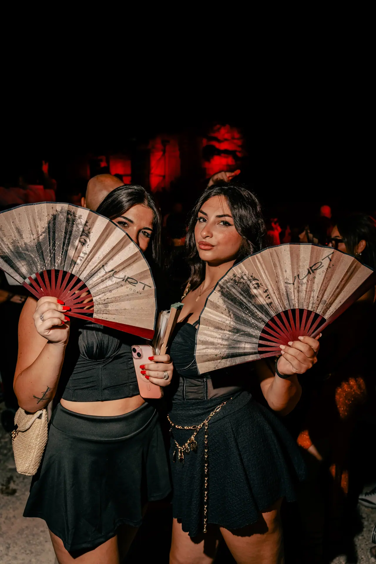 Ragazze con i ventagli dell’attivazione Yurt