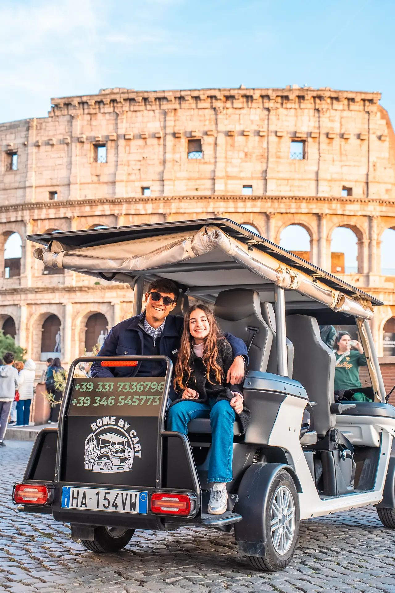 Ospiti in golf cart davanti al Colosseo