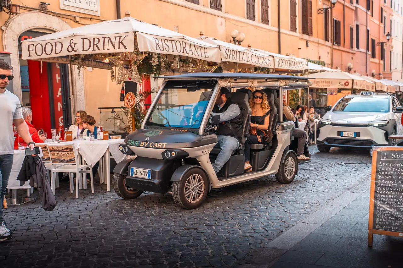 Il golf cart tra i vicoli del centro