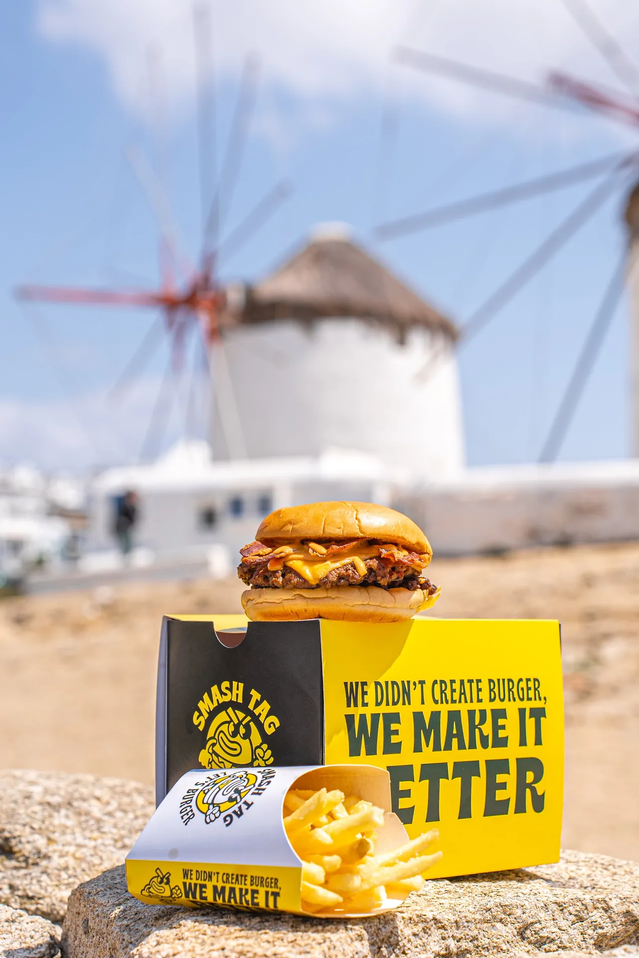 Box Smash Tag con burger davanti ai mulini di Mykonos