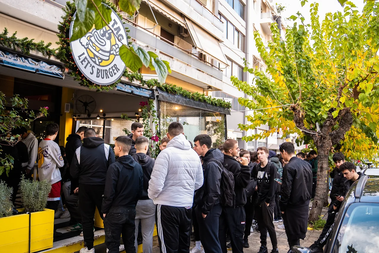 La fila davanti a Smash Tag ad Atene, il giorno dell’apertura