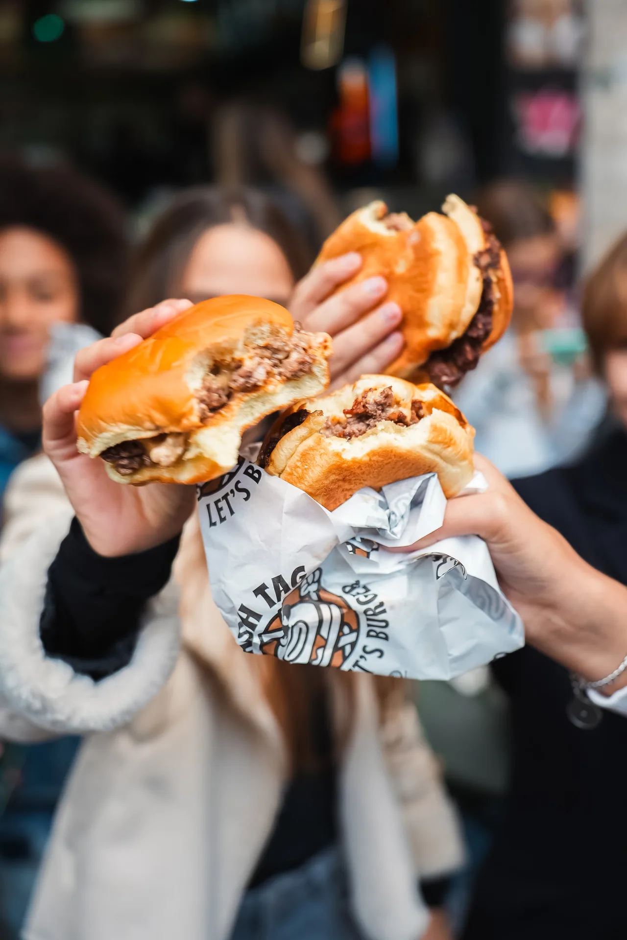 Due smash burger alzati verso l’obiettivo all’apertura di Napoli