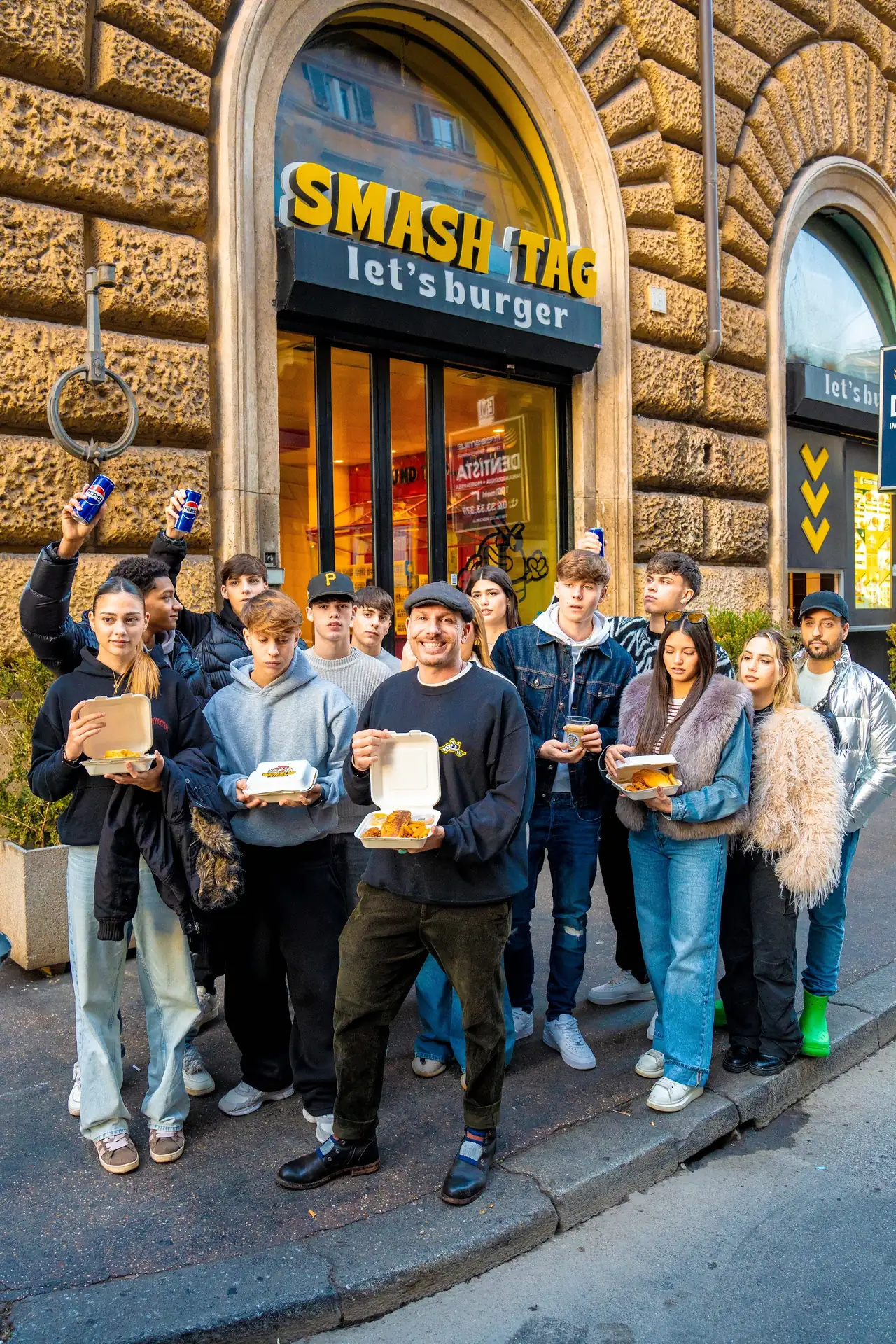 Clienti con i box Smash Tag davanti al locale