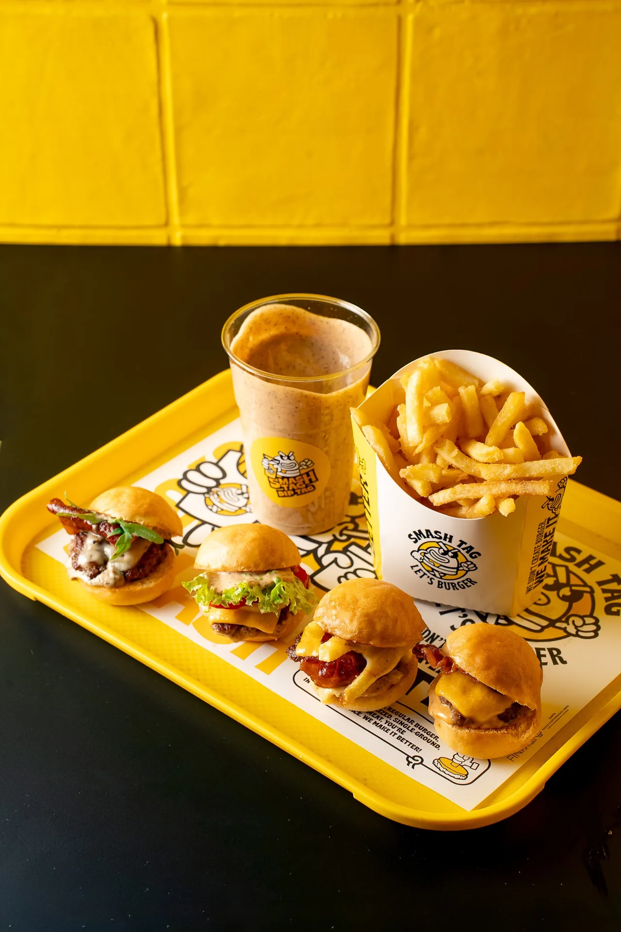 Vassoio Smash Tag con mini burger, patatine e shake col logo