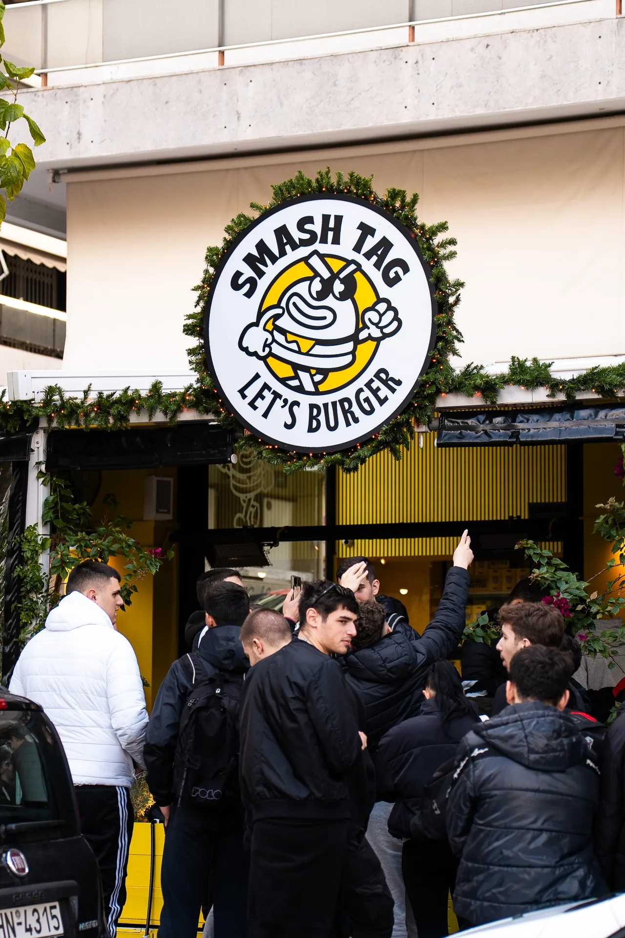 L’ingresso di Smash Tag ad Atene con il logo e la folla all’apertura