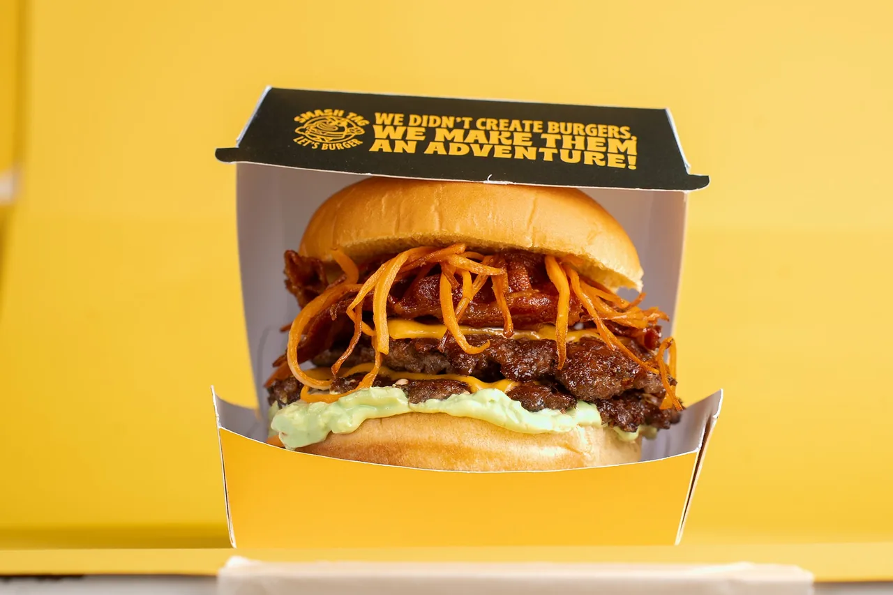 Burger nel box della collaborazione Smash Tag × Anaconda