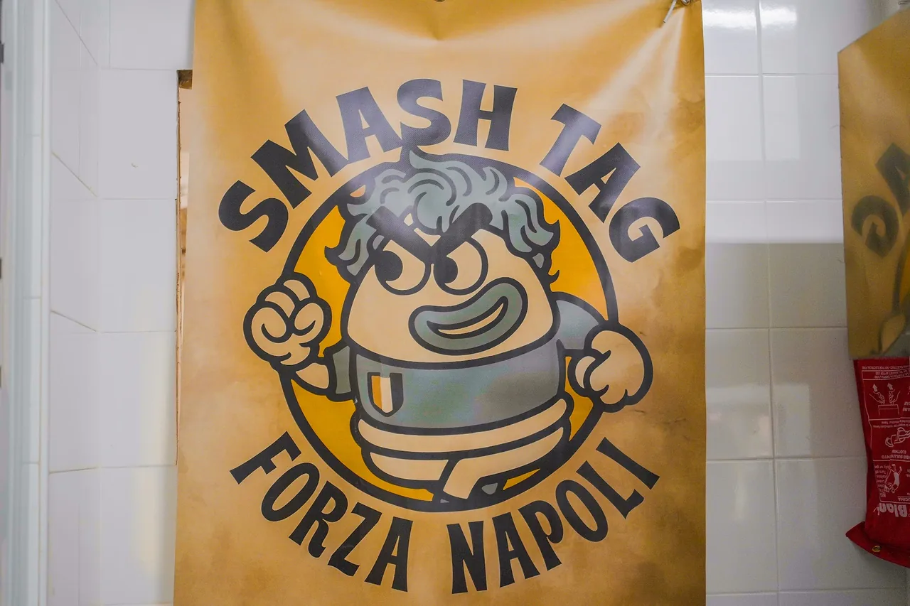 La bandiera Smash Tag “Forza Napoli” nel locale