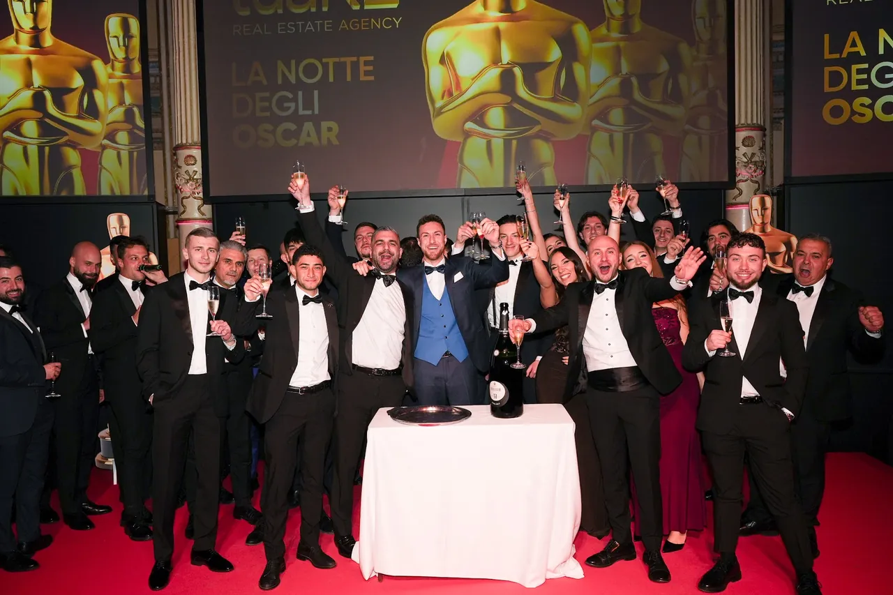 Festeggiamenti sul palco alla fine della serata