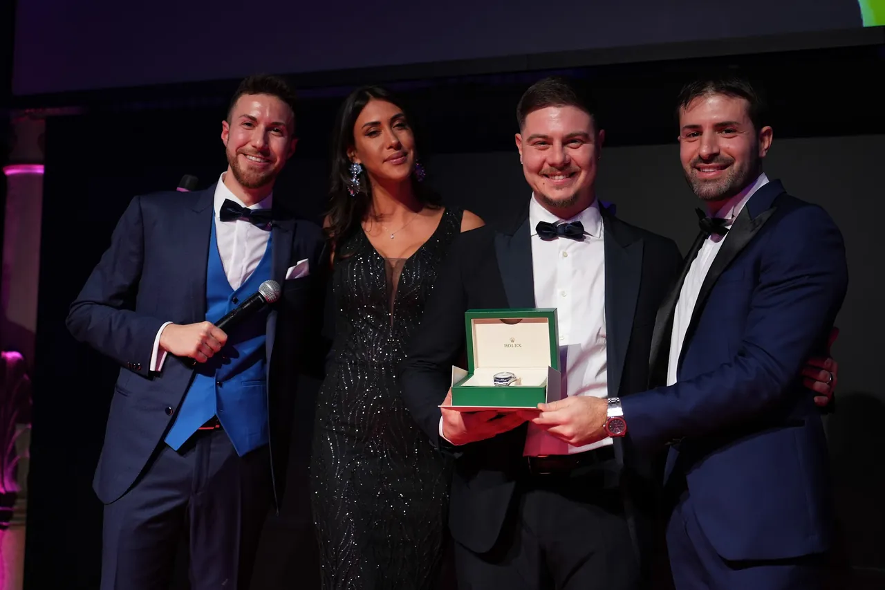 Premiazione di un agente sul palco