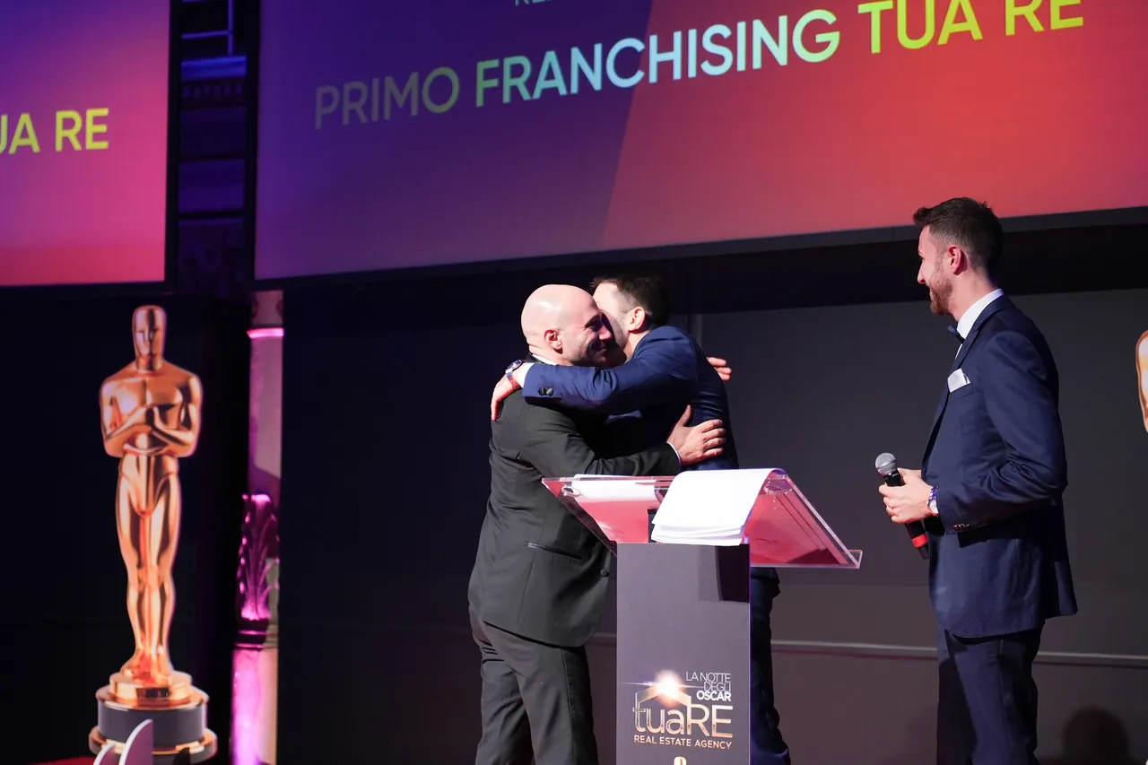 Il primo franchising Tuare celebrato sul palco