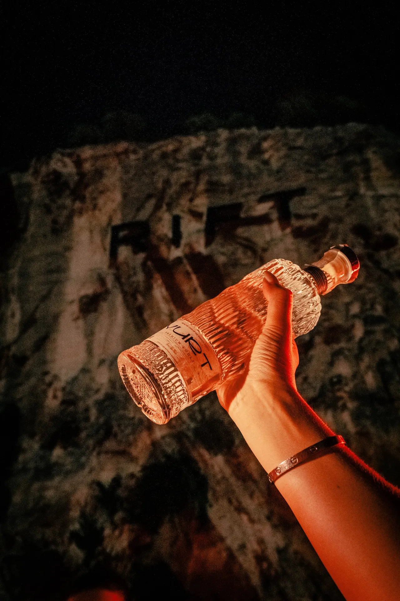 La bottiglia Yurt in controluce, con la luce arancio della cava