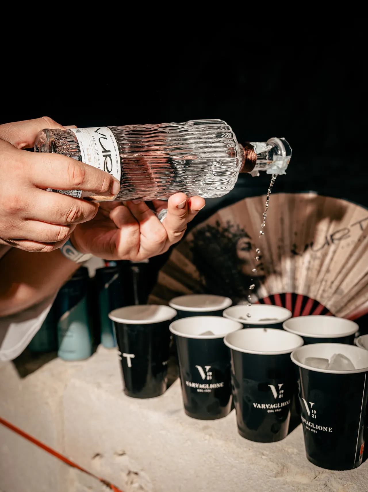 Shot di Yurt Vodka versati nei bicchieri brandizzati