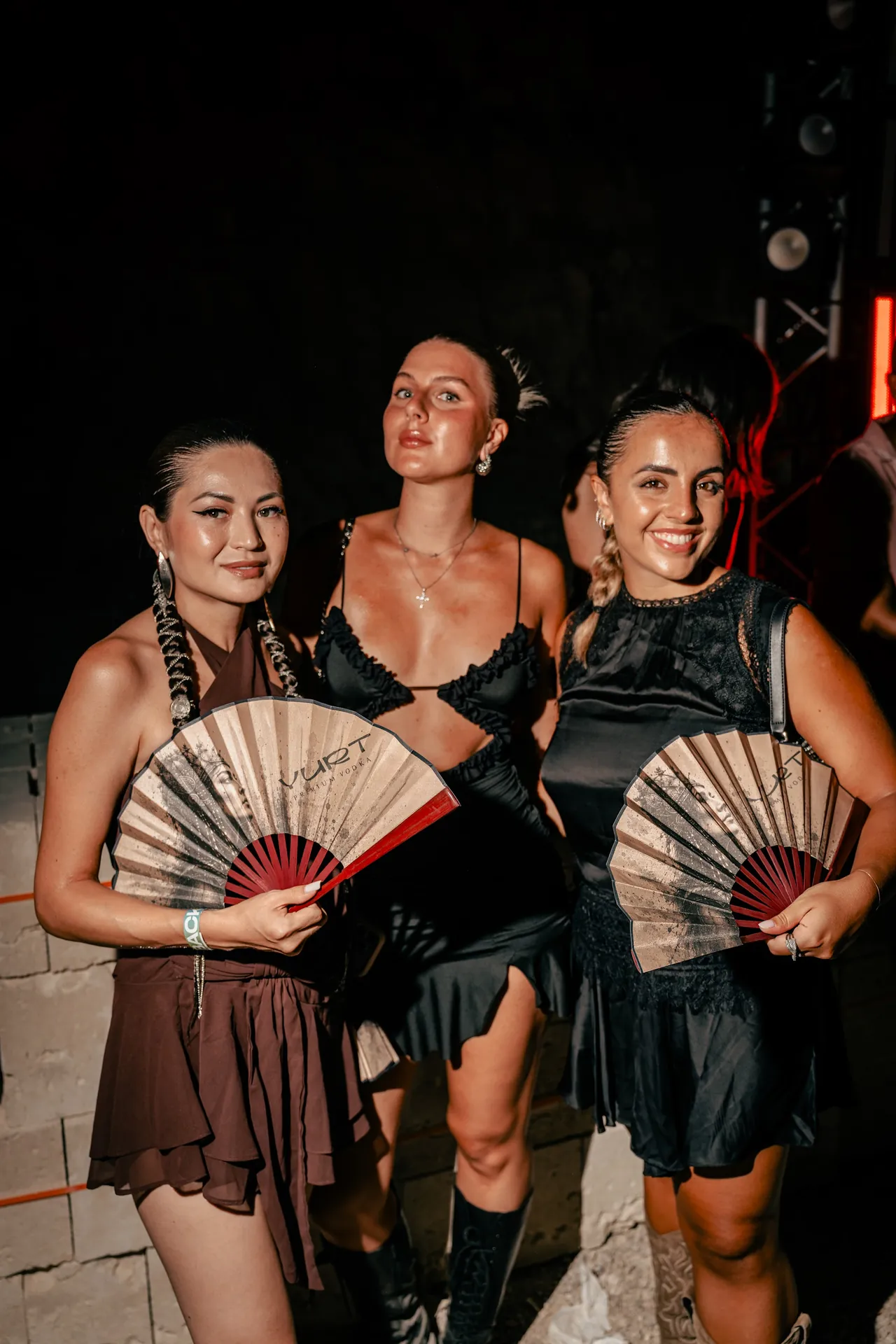 Tre hostess con i ventagli durante la serata