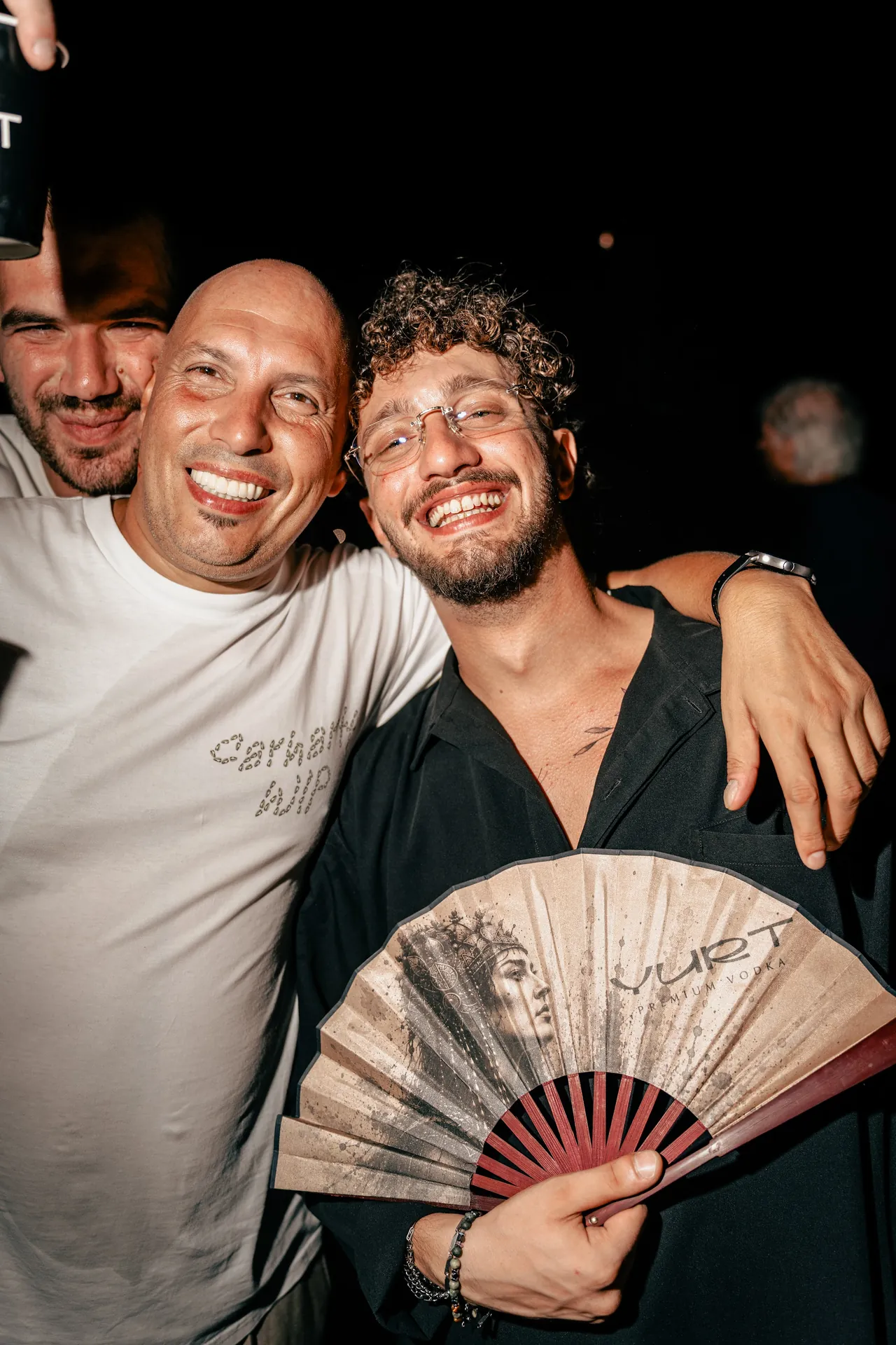 Due ospiti sorridenti con un ventaglio