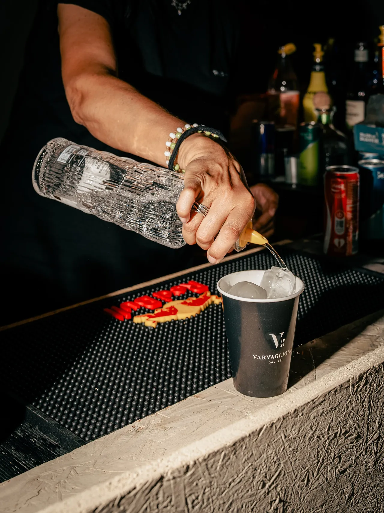 Il barman versa Yurt Vodka al bancone