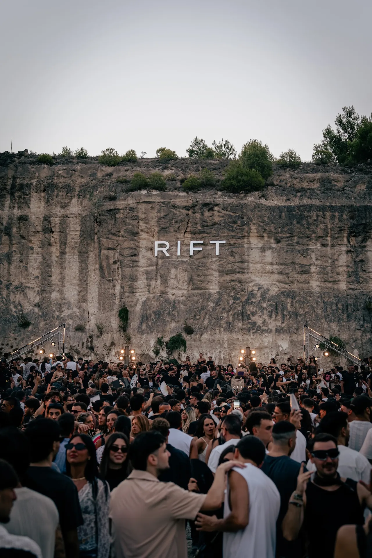 Il pubblico del RIFT davanti alla parete della cava